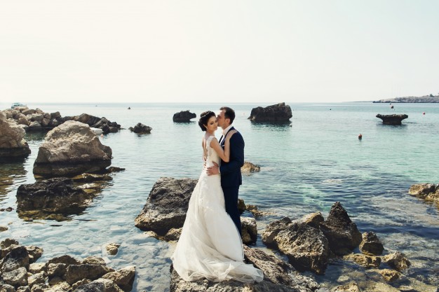 bride-wet-maldives-rocks-hugging_1304-1068