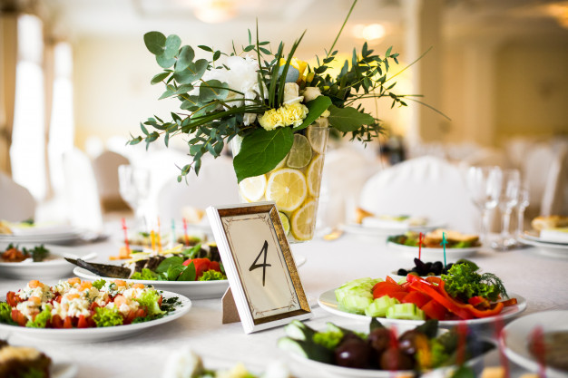 number-4-put-white-frame-stands-before-vase-wtih-lemons_8353-661